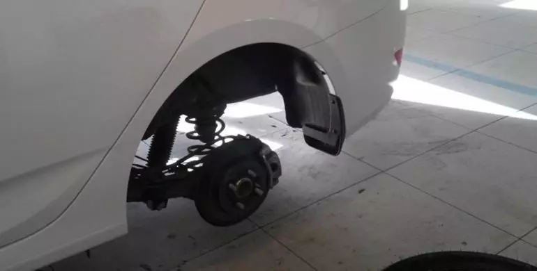 Замена задних тормозных колодок Hyundai Accent