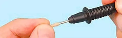 Чтобы облегчить измерение сопротивления внешнего датчика температуры, наденьте оболочку на концы обоих щупов тестера от провода до половины длины оболочки