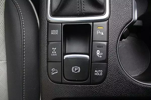 Кнопка «4WD LOCK» отвечает за принудительное включение полного привода Kia Sportage 2».