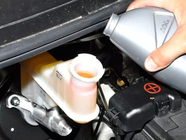 Зачем менять тормозную жидкость?