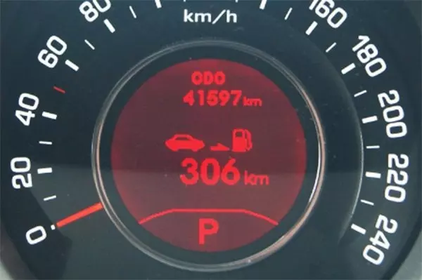 Расстояние, на которое автомобиль может проехать с доступным топливом в баке. Если значение этого показателя меньше 50 км, на дисплее появится пустая строка (---).