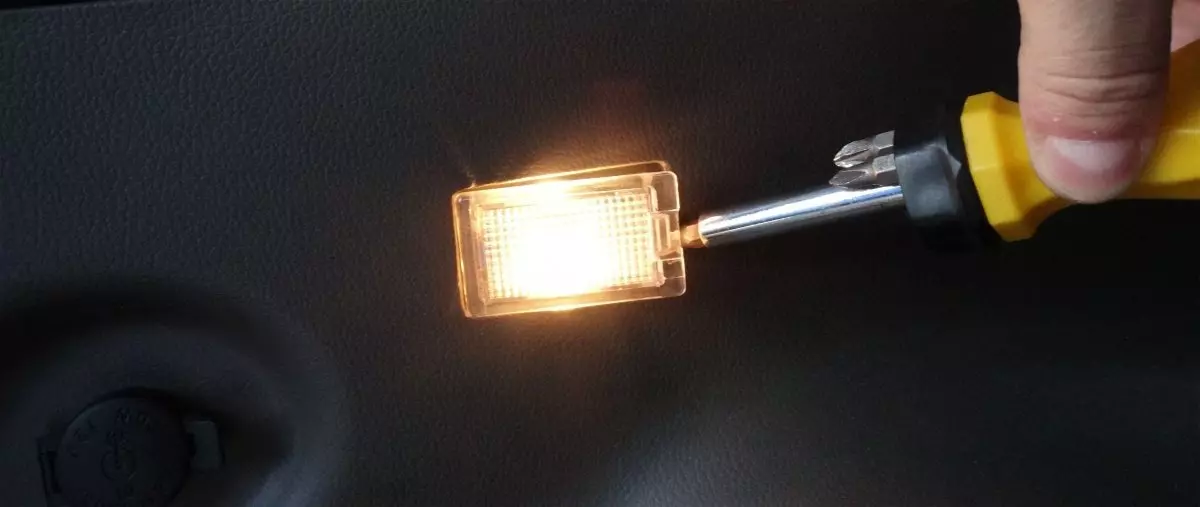 Установка светодиодных ламп в фары KIA Sportage IV