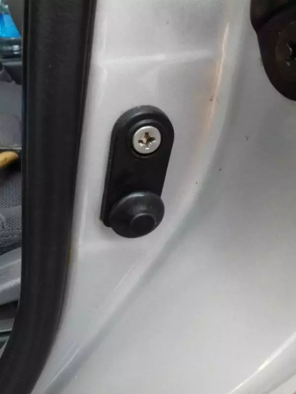 Концевой выключатель двери автомобиля